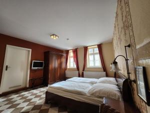 Postel nebo postele na pokoji v ubytování Hotel garni zur Post