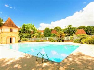 - une piscine en face d'une maison dans l'établissement CAPORIZON-Carsac-Piscine-Gite Périgord Sarlat-Clim, à Carsac-Aillac