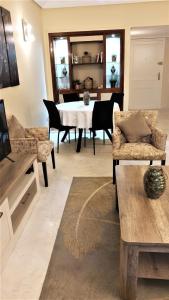 Una sala de estar con una mesa y un comedor. en ☆HIVERNAGE☆ Charming , Spacious & Bright with Pool, en Marrakech
