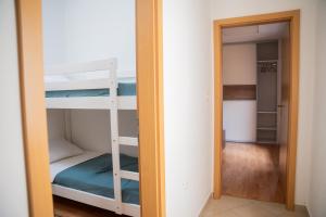 Cette petite chambre comprend des lits superposés et un placard. dans l'établissement Apartment Uno, à Koper