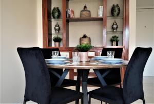 Un comedor con mesa y sillas en ☆HIVERNAGE☆ Charming , Spacious & Bright with Pool, en Marrakech