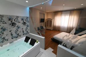 TV a/nebo společenská místnost v ubytování Slopes Suites and SPA