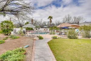 Taman di luar Beautiful Tucson Oasis with Pool, Views and Privacy!