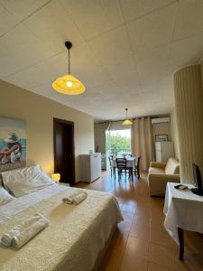 - une chambre avec un grand lit et un salon dans l'établissement Case Vacanze di Isabella Stoia, à Giardini Naxos