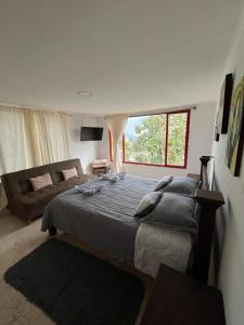 una camera con un grande letto e un divano di Villa Ocampo a Salento