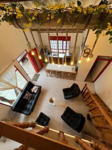 Villa Ocampo في سالنتو: اطلالة علوية لغرفة معيشة بها طاولات وكراسي