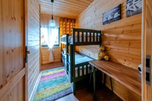 a room with two bunk beds in a cabin at Dom Całoroczny Pola w Sierakowie in Sieraków