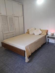 Un dormitorio con una cama grande en una habitación. en Mi lugar, en Buenos Aires