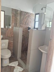uma casa de banho com um WC e um lavatório em Hotel Pura Natura Riverside Tortuguero em Tortuguero