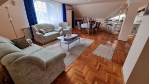 A seating area at Beáta Apartman