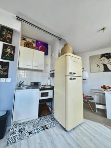 una cucina con frigorifero bianco in una camera di Tranquillité à 30 min de Paris a Poissy