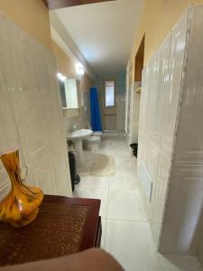 Un baño blanco con lavabo e inodoro. en Villa Asia, en Latiano