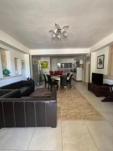 una sala de estar con un sofá y una mesa en Villa Asia, en Latiano