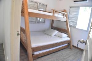 a bedroom with two bunk beds in a room at Quinta del Mar El Paraiso in Tolú