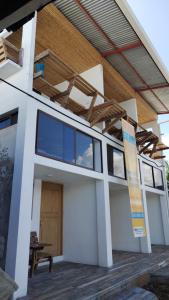 ein Haus mit einer Veranda mit einem Dach in der Unterkunft Hotel Pura Natura Riverside Tortuguero in Tortuguero