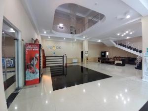 ein großer Raum mit Wohnzimmer und Treppe in der Unterkunft ES hotel kolifey in Oğuz