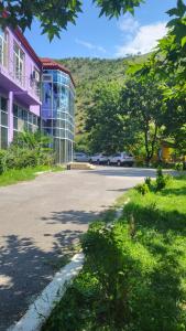eine Straße vor einem Gebäude mit Parkplatz in der Unterkunft ES hotel kolifey in Oğuz