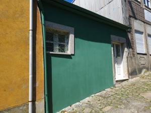 una pared verde con una ventana en el lateral de un edificio en Green House, en Oporto