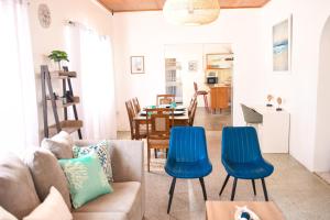 un soggiorno con divano e sedie blu di The ARC 2 a Scarborough