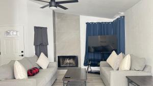 uma sala de estar com dois sofás e uma lareira em brook's Gray Oasis- Private pool Included em Las Vegas
