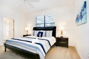 ein Schlafzimmer mit einem großen Bett mit zwei Nachttischen in der Unterkunft 4BR Home - Private Pool and BBQ - Near Disney! in Davenport