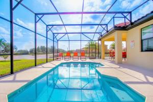 einen Pool in einem Haus mit Aussicht in der Unterkunft 4BR Home - Private Pool and BBQ - Near Disney! in Davenport