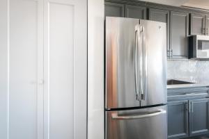 Una cocina o cocineta en Direct Oceanfront Studio Suite!