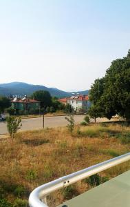 vistas a una calle con casas y una carretera en Oludeniz Hostel, en Fethiye