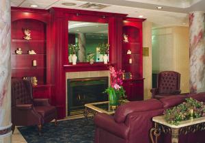 亞博斯福的住宿－阿伯茨福德海岸套房酒店，带沙发和壁炉的客厅
