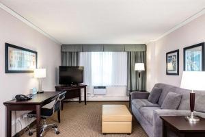 TV a/nebo společenská místnost v ubytování Campus Tower Suite Hotel