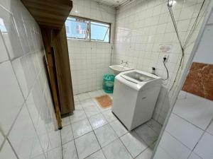 a bathroom with a toilet and a sink at Beira-mar na praia de pajuçara com Dois quartos - Apto 304 in Maceió