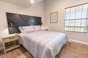 布蘭森的住宿－White River Condo - Newly Updated!，一间卧室设有一张大床和一个窗户。