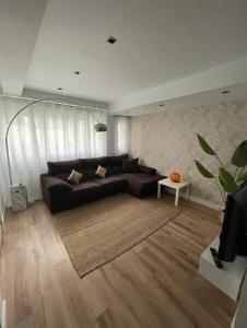 un soggiorno con divano e tavolo di Kukis Duplex Beach near Bilbao a Getxo
