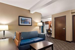 una sala de estar con un sofá azul en una habitación de hotel en Comfort Inn & Suites Springfield I-55, en Springfield