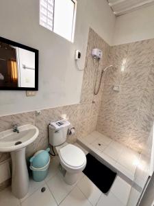 W łazience znajduje się prysznic, toaleta i umywalka. w obiekcie Samanai Wasi Hostel w mieście Lima
