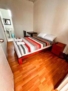 Tempat tidur dalam kamar di Samanai Wasi Hostel