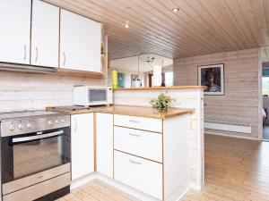 Virtuvė arba virtuvėlė apgyvendinimo įstaigoje 7 person holiday home in Juelsminde