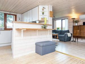 een woonkamer met een aanrecht in een huis bij 7 person holiday home in Juelsminde in Snaptun