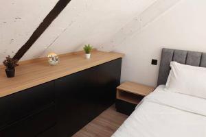 een slaapkamer met een bed en een houten aanrecht bij Moedani 1BR with balcony in Tbilisi City