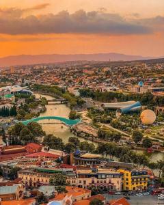 een luchtzicht op een stad met een rivier en gebouwen bij Moedani 1BR with balcony in Tbilisi City