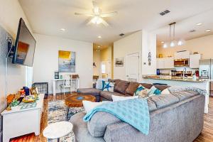 a living room with a couch and a kitchen at The Captain's Quarters in Rockport