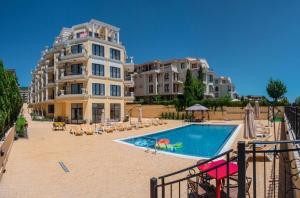 um hotel com piscina ao lado de um edifício em HORIZON 6 A Apartment Sveti Vlas em Sveti Vlas