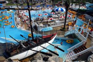 een waterpark met een boot in het water bij All Decked Out in Fort Walton Beach