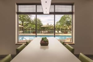 una mesa con un bol de fruta en una habitación con piscina en Country Inn & Suites by Radisson, Tampa Airport East-RJ Stadium, en Tampa