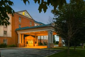 a hotel front of a building with a building at Comfort Inn & Suites in Kincardine