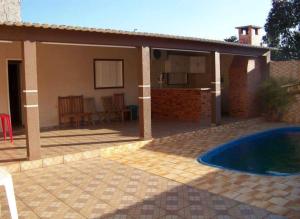 ein Haus mit einer Terrasse und einem Pool in der Unterkunft Espaço Foz in Foz do Iguaçu