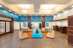 un gran vestíbulo con una mesa y sillas azules en Comfort Inn & Suites, en Kincardine