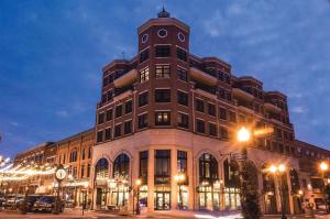 un gran edificio con una torre de reloj encima en Jefferson Street Inn, a member of Radisson Individuals, en Wausau