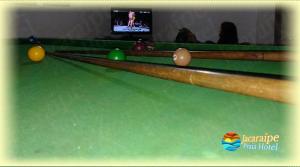 eine Gruppe Snooker-Bälle auf einem Billardtisch in der Unterkunft Jacaraipe Praia Hotel in Serra
