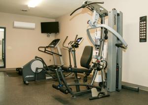 Fitness centrum a/nebo fitness zařízení v ubytování Country Inn & Suites by Radisson, Prineville, OR